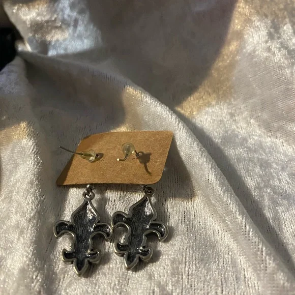 Chic Silver Fleur-de-Lis Necklace and Earring Set - Picture 8 of 11